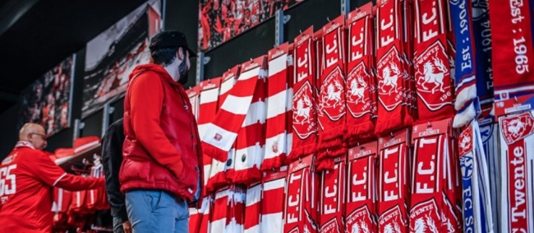 Mien Tweente Dôar Lig Tuss’n Déénkel En Regge Fc Twente Shirt