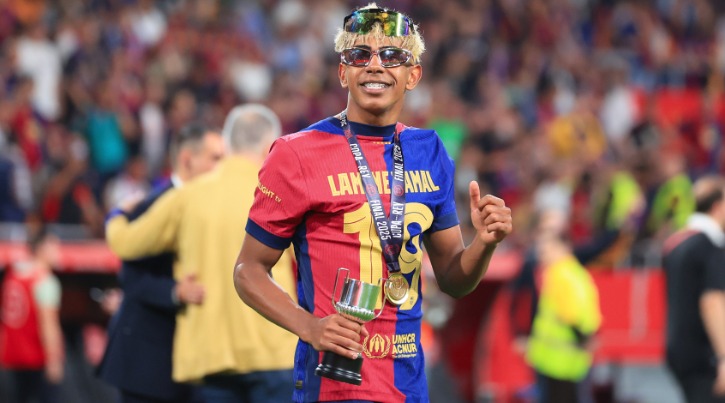 Lamine Yamal Deelt Veelzeggende Foto Van Diego Maradona In Shirt